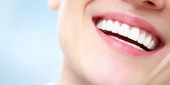 Balināšanas sloksnes zobiem: labākās balināšanas plāksnes. Kā izmantot? Kaitīga vai palīdzība? Reitings un kā izmantot atsauksmes 16130_4
