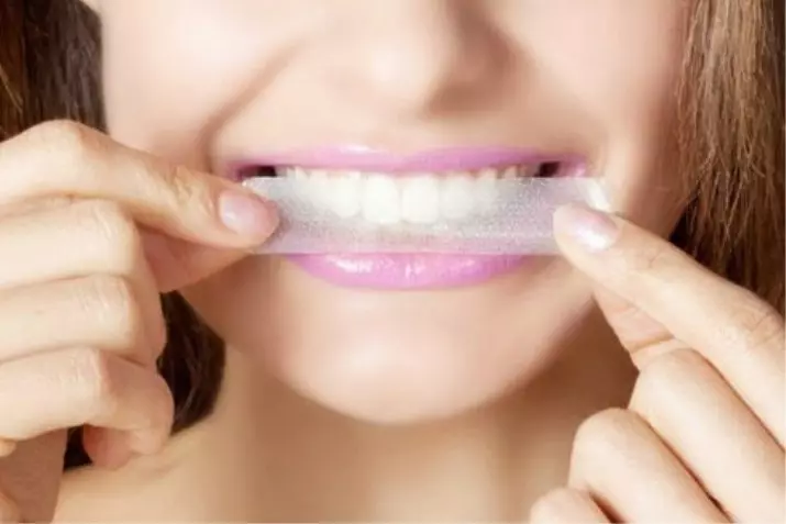 Balināšanas sloksnes zobiem: labākās balināšanas plāksnes. Kā izmantot? Kaitīga vai palīdzība? Reitings un kā izmantot atsauksmes 16130_42