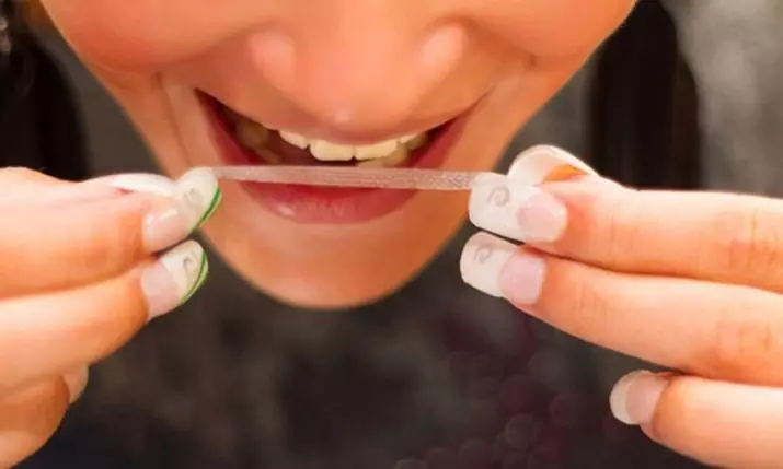 Balināšanas sloksnes zobiem: labākās balināšanas plāksnes. Kā izmantot? Kaitīga vai palīdzība? Reitings un kā izmantot atsauksmes 16130_8