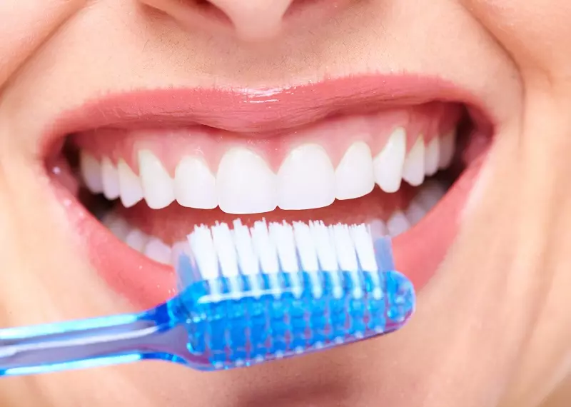 Πόσο χρόνο χρειάζεστε για να βουρτσίζετε τα δόντια σας; Πόσα λεπτά χρειάζονται για ενήλικες και πόσο καιρό να καθαρίσετε τα παιδιά; Τι θα συμβεί αν βουρτσίζετε τα δόντια σας για μια ώρα ή 30 λεπτά; 16134_11