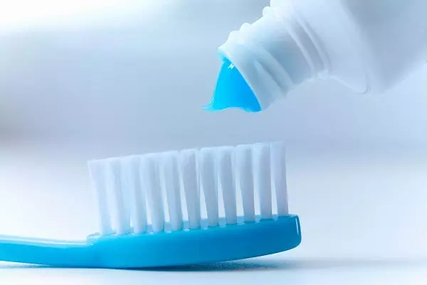 Колико времена вам је потребно да перете зубе? Колико минута треба пунолетрити и колико дуго да очистите децу? Шта ће се догодити ако оперете зубе сат или 30 минута? 16134_13