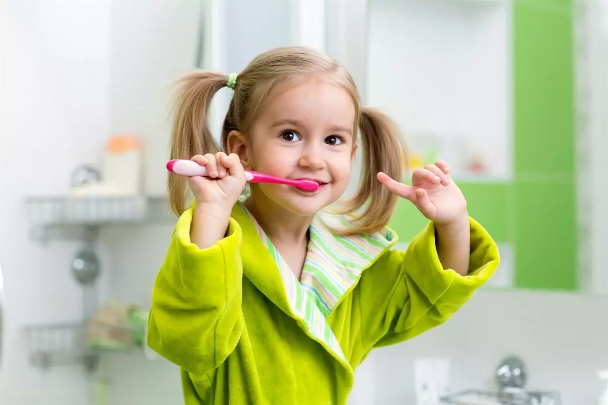Hvor meget tid har du brug for at børste dine tænder? Hvor mange minutter har brug for voksne og hvor lang tid at rense børnene? Hvad sker der, hvis du børster tænder i en time eller 30 minutter? 16134_8