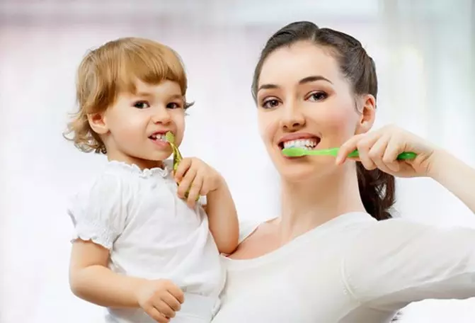 1 سال میں اپنے دانتوں کو اپنے دانتوں کو کیسے برش کریں؟ ایک سالہ بچے دانت کی صفائی کیسے سکھائیں؟ ان کو صاف کرنے کے کتنے بار؟ 16137_12