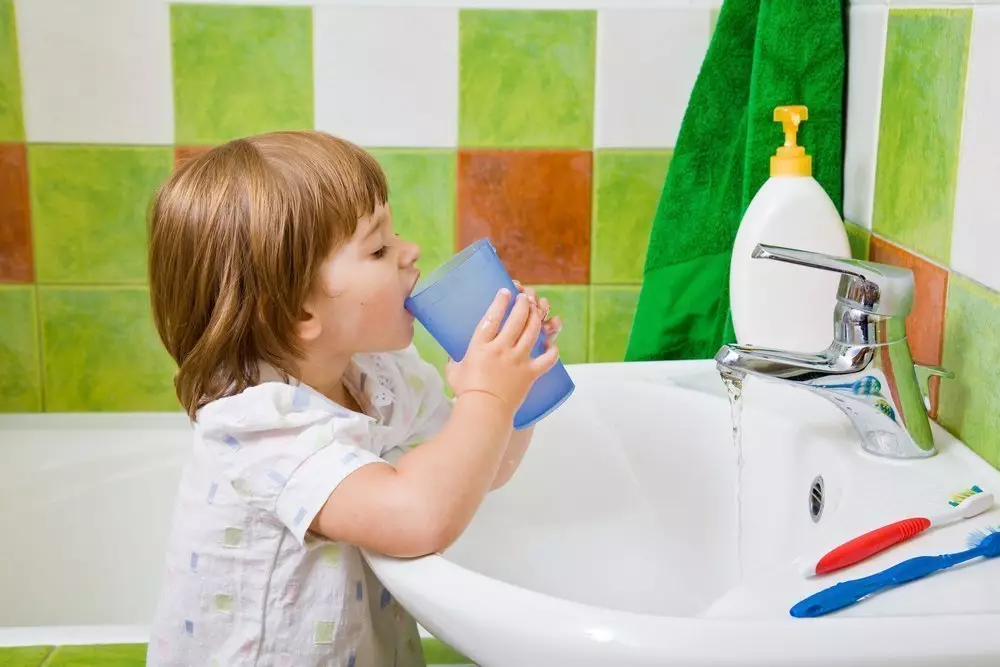 1 жилийн хугацаанд шүдээ яаж угаах вэ? Нэг настай хүүхдийн шүдний цэвэрлэгээг хэрхэн заах вэ? Тэднийг хэдэн удаа цэвэрлэх вэ? 16137_8