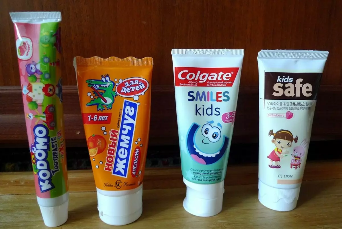 Khi nào bắt đầu đánh răng em bé? Đứa trẻ có thể quen với kem đánh răng dành cho người lớn bao nhiêu tuổi? Bao nhiêu năm bạn cần sử dụng một vườn ươm? 16139_9