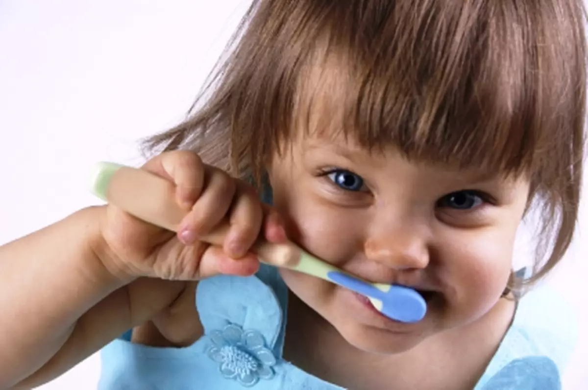 Wie putzen Sie Zähne an Kindern? Pflege der ersten Zähne im Säugling bis zum Jahr, die Zahnreinigungstechnik in 2 Jahren, die Regeln für das andere Alter. Wie viel Zeit brauchst du, um deine Zähne zu putzen? 16141_10