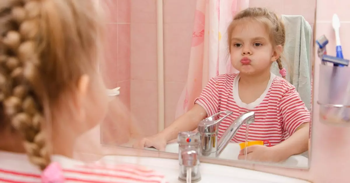 Kako umivati ​​zobe otrokom? Skrb za prve zobe v dojenčku do leta, tehniko čiščenja zob do otroka v dveh letih, pravila za drugo starost. Koliko časa morate umivati ​​zobe? 16141_11