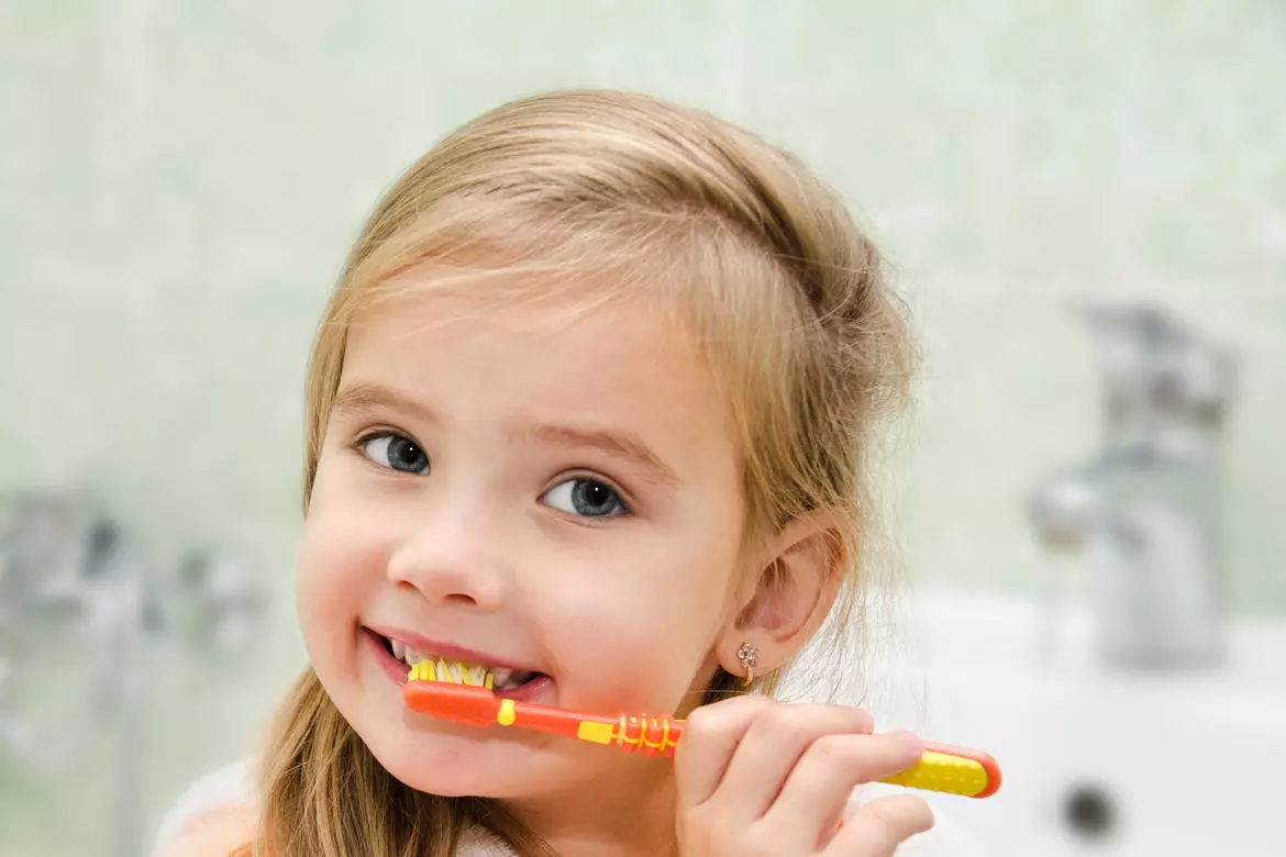 Como cepillar os dentes aos nenos? Coidado cos primeiros dentes do bebé ao ano, a técnica de limpeza dos dentes ao bebé en 2 anos, as regras para a outra idade. Canto tempo ten que cepillar os dentes? 16141_13