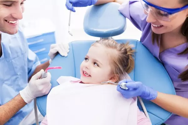 Kā notīrīt zobus bērniem? Rūpēties par pirmajiem zobiem zīdaiņiem uz gadu, zobu tīrīšanas tehnika bērnam 2 gadu laikā, noteikumi par otru vecumu. Cik daudz laika jums ir nepieciešams tīrīt zobus? 16141_14