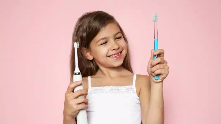 Kako očistiti zube do djece? Briga za prve zube u dojenčadi do godine, tehnika čišćenja zuba za bebu u 2 godine, pravila za drugu dob. Koliko vremena trebate četkati zube? 16141_15