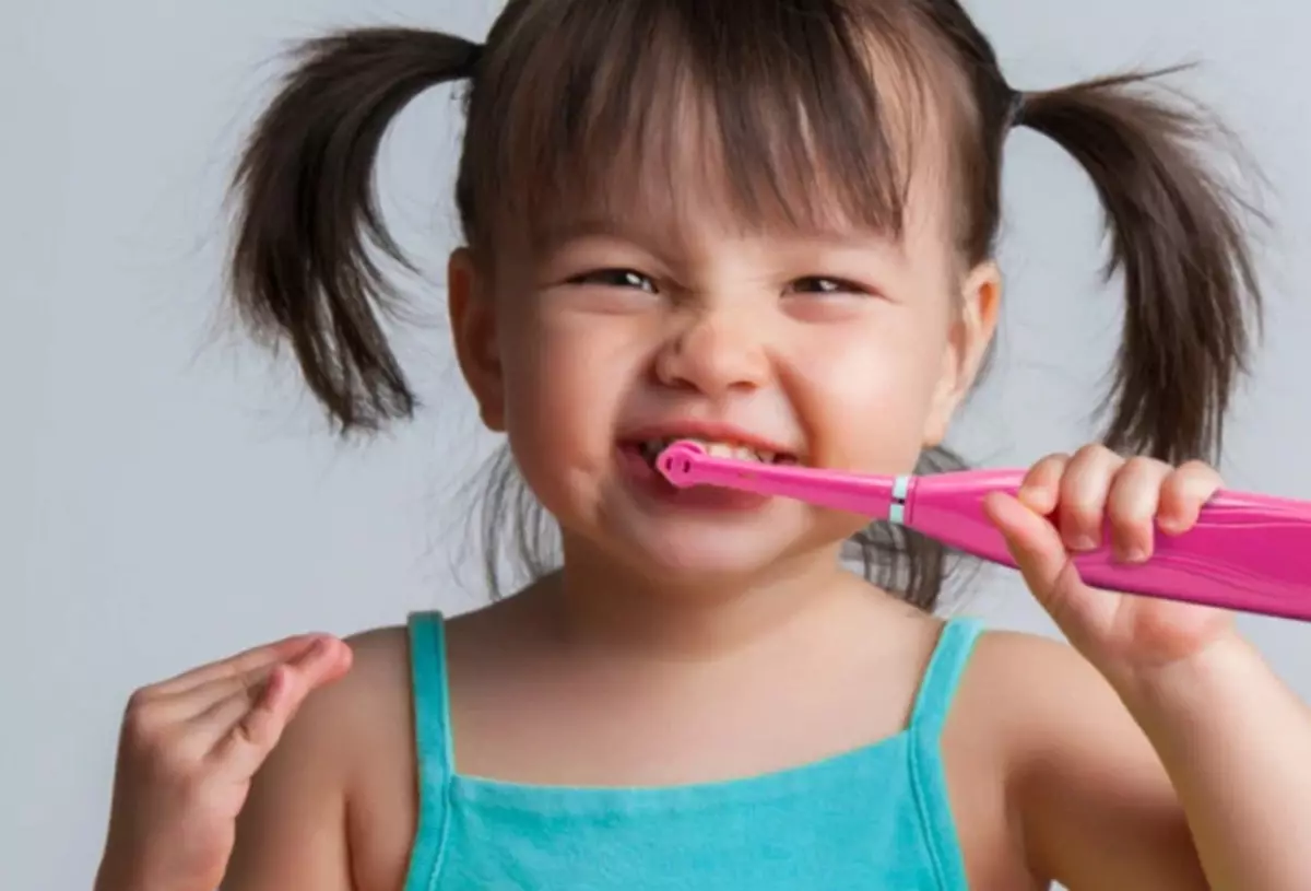 Com raspallar les dents als nens? Tingueu cura de les primeres dents de l'infant a l'any, la tècnica de neteja de les dents al nadó en 2 anys, les regles per a l'altra edat. Quant de temps necessiteu per raspallar-vos les dents? 16141_16