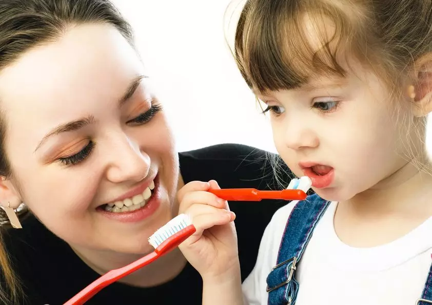 Ako kefovať zuby deťom? Starostlivosť o prvé zuby v dojčiat do roku, technika čistenia zubov dieťaťu za 2 roky, pravidlá pre druhý vek. Koľko času potrebujete čistiť zuby? 16141_17