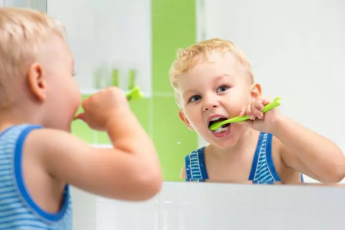 Hoe tanden te poetsen aan kinderen? Zorg voor de eerste tanden in de baby tot het jaar, de tandenreinigingstechniek op de baby in 2 jaar, de regels voor de andere leeftijd. Hoeveel tijd heb je nodig om je tanden te poetsen? 16141_4