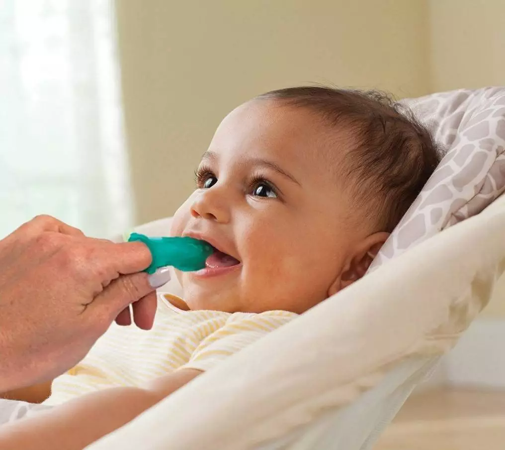 Kuidas hambaid lastele harjata? Hoolitsege esimeste hammaste eest lapsele aasta jooksul, hammaste puhastamise tehnika beebile kahe aasta jooksul, teiste vanuse eeskirjad. Kui palju aega peate hammaste harjamiseks? 16141_7
