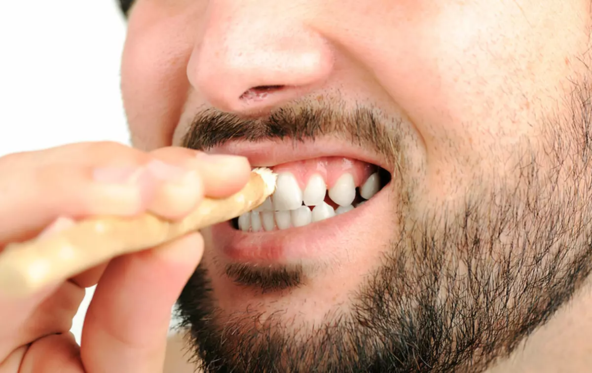 Сивак (Мисвак): Како се користи Цхопстицкс Чишћење зуба? Корисна својства муслиманских четкица из корена дрвета Мисвак, прегледи 16146_6