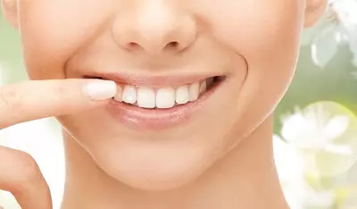 Da li je moguće oprati zube sok? Koristi i štete za čišćenje hrane sode. Koliko često i pravilno ga prijaviti za izbjeljivanja? Da li je to štetno za njihovo čišćenje svaki dan? 16147_8