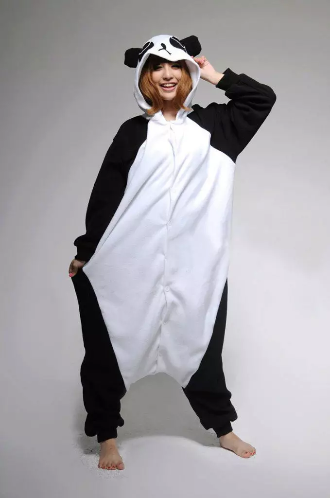Pyjamas Kigurumi (91 myndir): Í formi dýra, Unicorn, Jumpsuit-Pajamas Panda, Pacaching, hvað heitir Pajamas í formi Raccoon, Umsagnir 1614_15