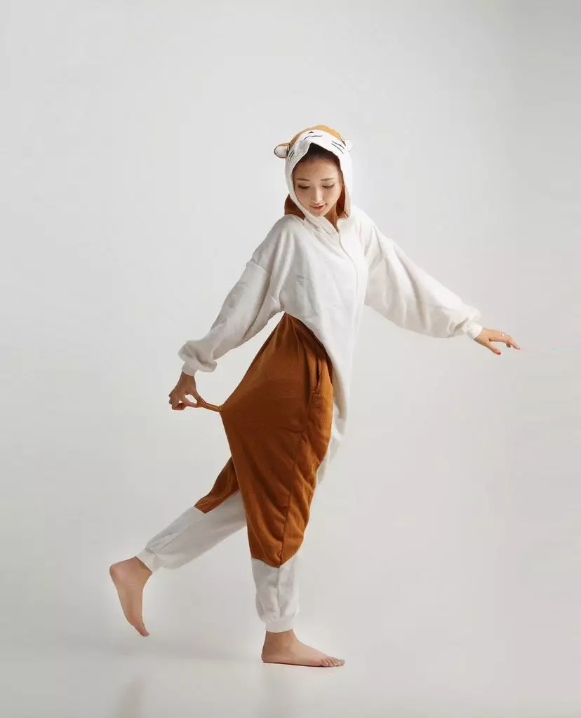Pajamas Kigurumi (91 sary): amin'ny endrika biby, Unicorn, Jumpsuit-Pajamas Panda, ponaching, izay antsoina hoe Pajamas amin'ny endrika raccoon, hevitra 1614_86