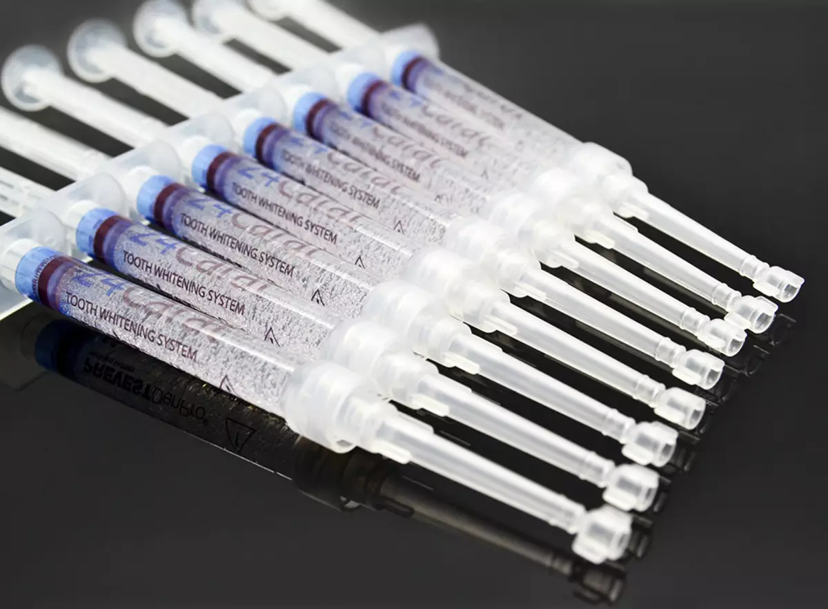 Potlot kanggo pemutihan untu: Pen pemutihan untu, putih global lan liya-liyane. Cara nggunakake gagang gigi kanggo mbusak plak? 16150_15