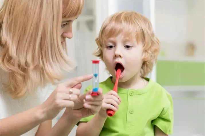 歯を磨くために子供を教えるためにどのように？ 2〜3年でクリーニングカレンダー、子供用タイマの助けを借りてそれを教えるためにどのように？彼は望んでいない場合は衛生を学びます 16153_10