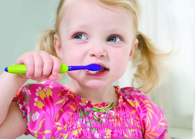 Како да научите дете да ги мие забите? Како да го научите со помош на календар за чистење и детски тајмер за 2-3 години? Хигиена за учење ако не сака 16153_13