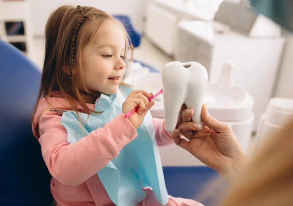 Kako naučiti otroka, da umila zobe? Kako se učiti s pomočjo koledarja za čiščenje in timer otrok v 2-3 letih? Učenje higieno, če noče 16153_16