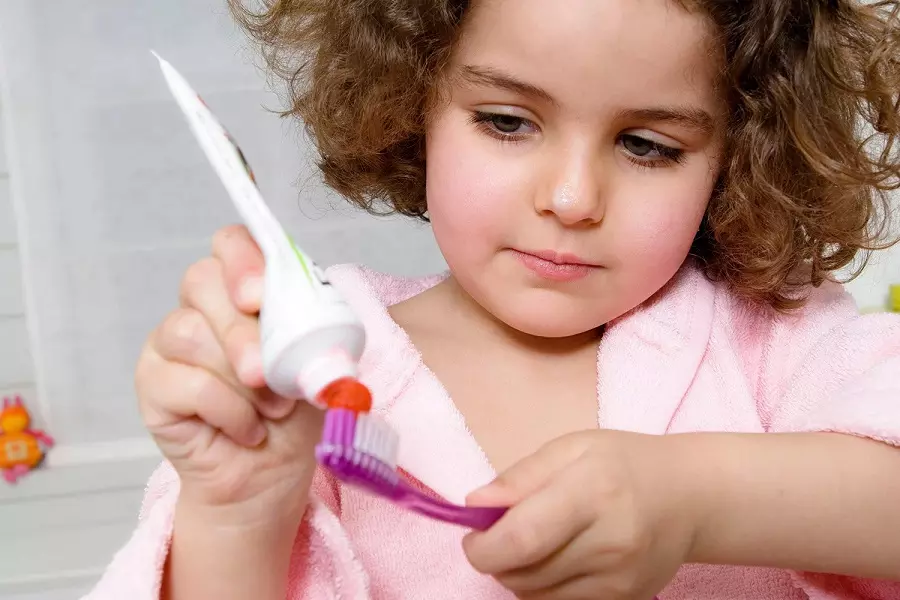 Kako naučiti otroka, da umila zobe? Kako se učiti s pomočjo koledarja za čiščenje in timer otrok v 2-3 letih? Učenje higieno, če noče 16153_17