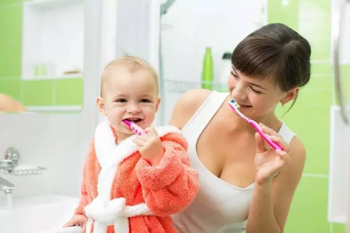 Kaip mokyti vaiką valyti dantis? Kaip mokyti jį su valymo kalendoriaus ir vaikų laikmačio pagalba per 2-3 metus? Mokymosi higienos, jei jis nenori 16153_2
