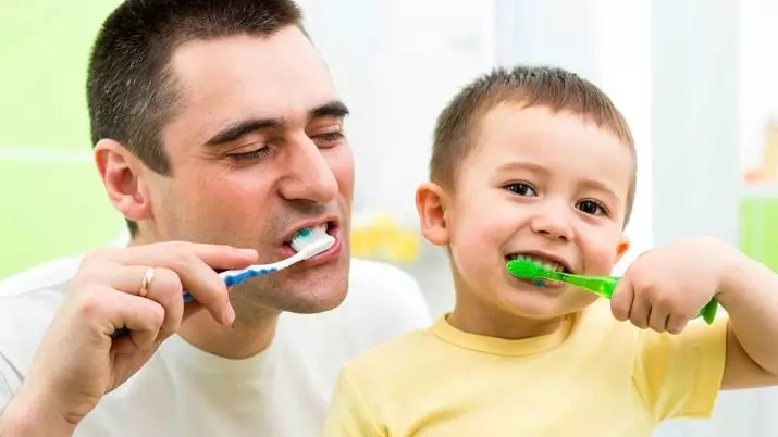 Sådan lærer du et barn til at børste dine tænder? Hvordan man lærer det ved hjælp af en rengøringskalender og børnetimere i 2-3 år? Læring hygiejne, hvis han ikke vil have det 16153_3