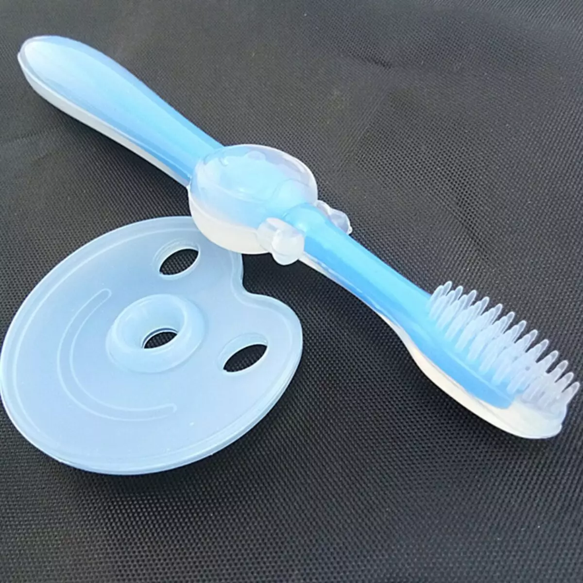 अपने दांतों को ब्रश करने के लिए बच्चे को कैसे सिखाएं? 2-3 साल में सफाई कैलेंडर और बच्चों के टाइमर की मदद से इसे कैसे सिखाएं? सीखना स्वच्छता अगर वह नहीं चाहता 16153_7