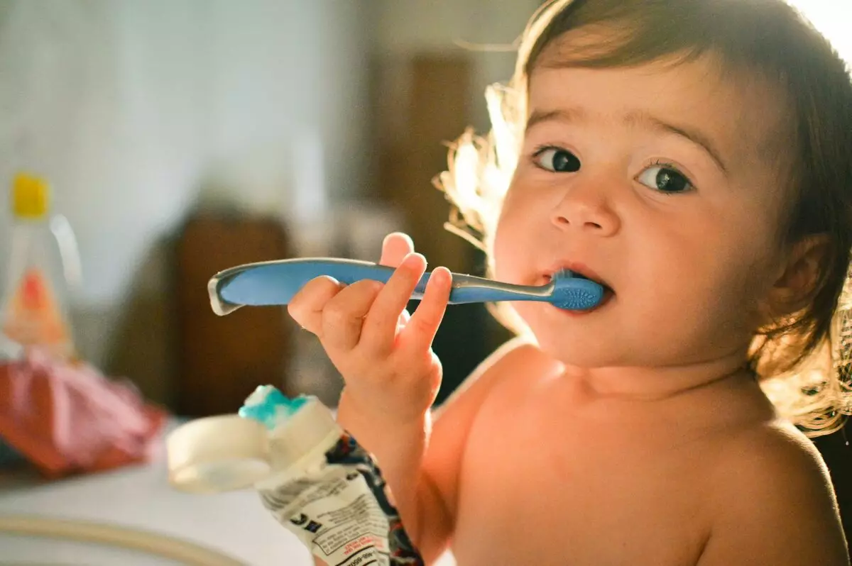 Làm thế nào để dạy một đứa trẻ để đánh răng? Làm thế nào để dạy nó với sự trợ giúp của lịch làm sạch và hẹn giờ trẻ em trong 2-3 năm? Vệ sinh học tập nếu anh ta không muốn 16153_8