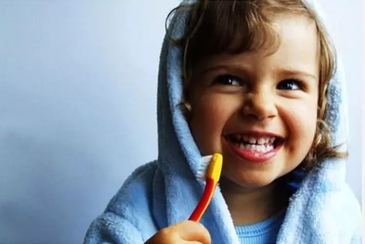Sådan lærer du et barn til at børste dine tænder? Hvordan man lærer det ved hjælp af en rengøringskalender og børnetimere i 2-3 år? Læring hygiejne, hvis han ikke vil have det 16153_9