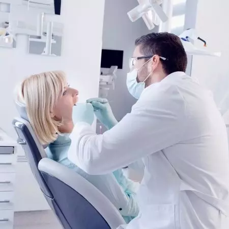 Wybielanie pasków grzebień 3D biały: jak korzystać z nich do wybielania zębów? Instrukcje dotyczące pasków Whitestrips Efekty zawodowe i inne 16157_26
