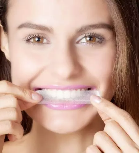Wybielanie pasków grzebień 3D biały: jak korzystać z nich do wybielania zębów? Instrukcje dotyczące pasków Whitestrips Efekty zawodowe i inne 16157_4