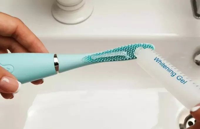Elektryske tandenborstels (52 foto's): Goede elektrolaten foar tosken. Hoe kinne jo in folwoeksene kieze? Foar- en neidielen, toskedokters beoordelingen 16160_23