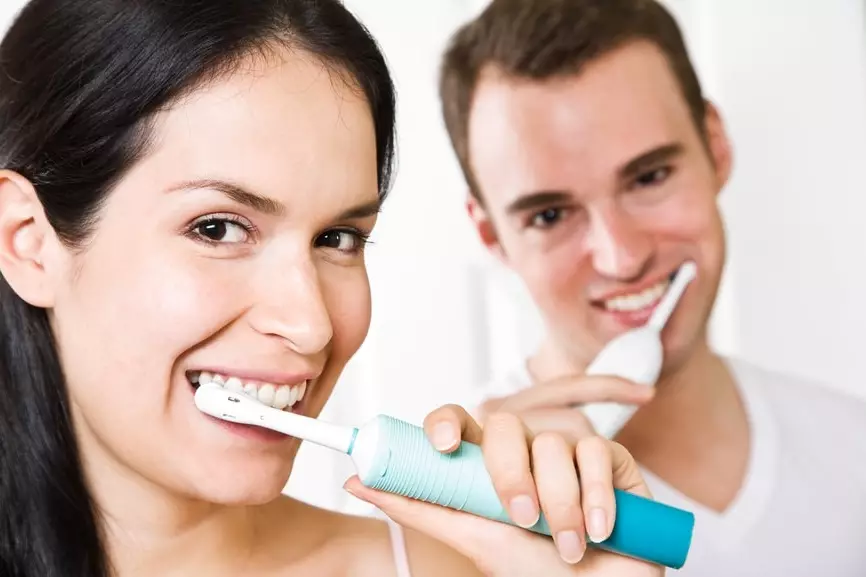 Elektromos fogkefék (52 fotó): Jó elektrolátumok a fogakhoz. Hogyan válasszunk felnőttet? Előnyök és hátrányok, Fogorvosok áttekintése 16160_30