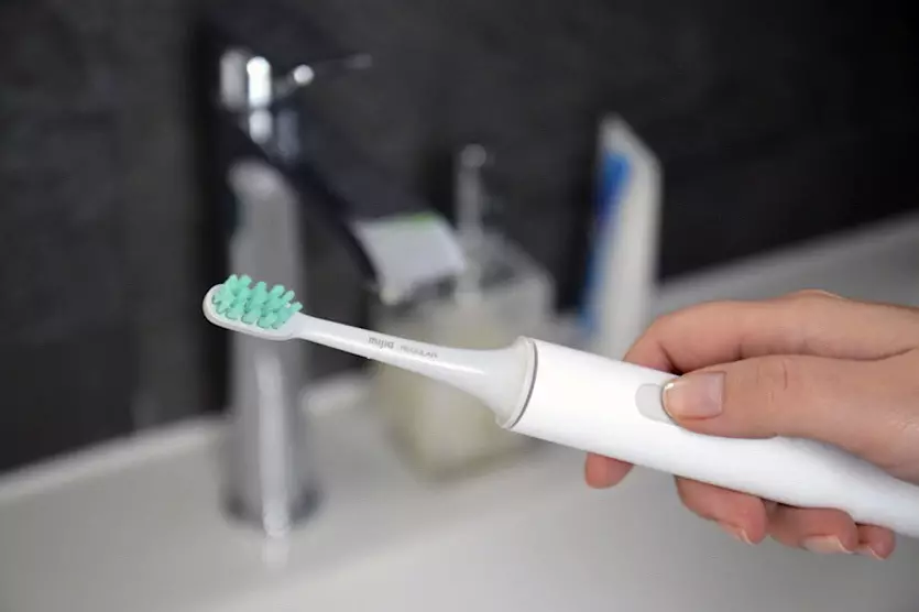 Electric toothbrushes (52 mga larawan): magandang electrolates para sa mga ngipin. Paano pumili ng isang may sapat na gulang? Mga prusiness at kahinaan, mga dentista 16160_31