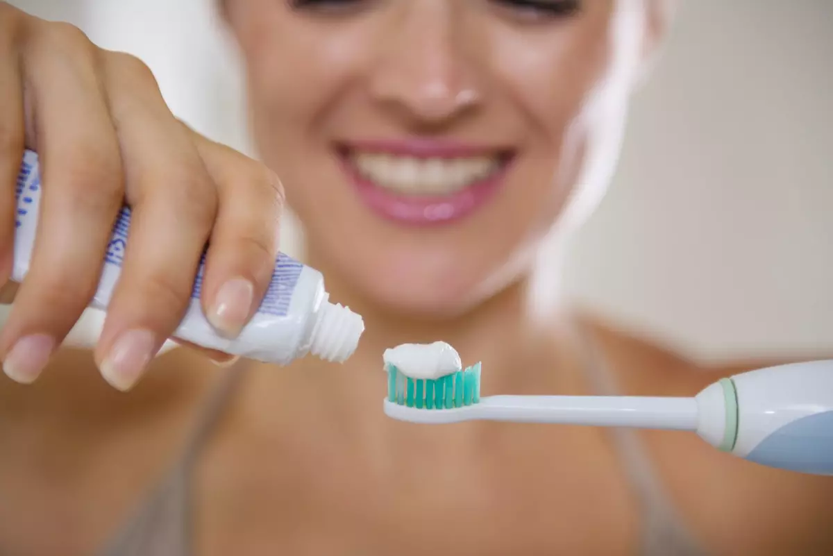 Elektriska tandborstar (52 bilder): Bra elektrolater för tänder. Hur väljer man en vuxen? Fördelar och nackdelar, tandläkare recensioner 16160_43