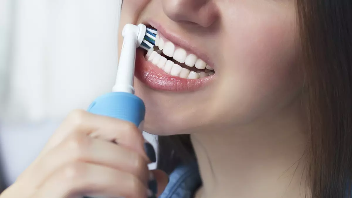 Cepillos de dientes eléctricos (52 fotos): buenos electrolatos para los dientes. ¿Cómo elegir a un adulto? Pros y contras, dentistas Reviews 16160_46