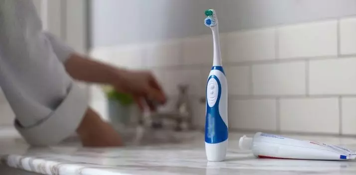 Elektryske tandenborstels (52 foto's): Goede elektrolaten foar tosken. Hoe kinne jo in folwoeksene kieze? Foar- en neidielen, toskedokters beoordelingen 16160_49