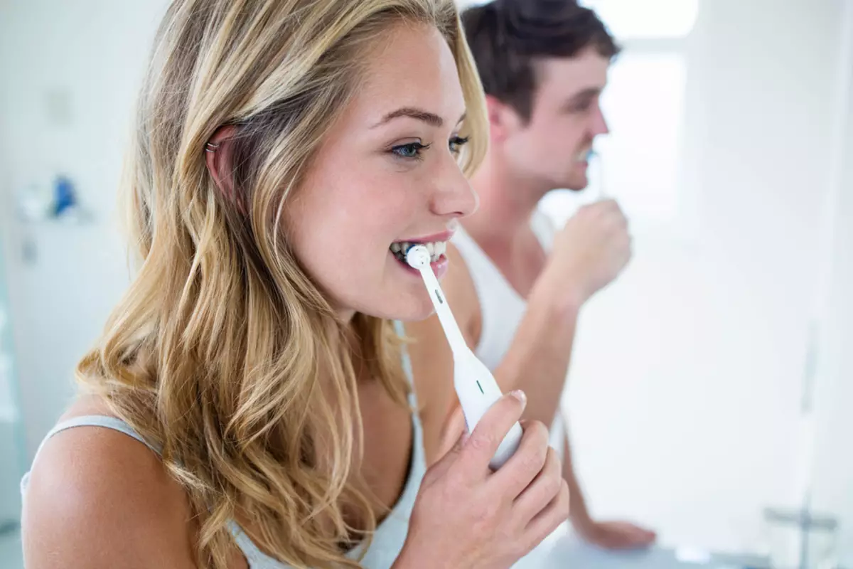 電動牙刷（52張照片）：良好的牙齒蝕刻。如何選擇成人？優點和缺點，牙醫評論 16160_50