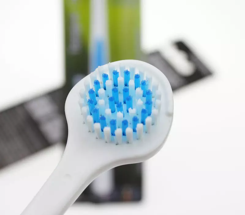 इलेक्ट्रिक टूथब्रश (52 फोटो): दांतों के लिए अच्छे इलेक्ट्रोलेट्स। एक वयस्क कैसे चुनें? पेशेवरों और विपक्ष, दंत चिकित्सक समीक्षा 16160_51