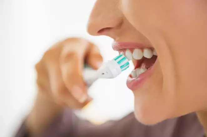 Električne zobne ščetke (52 fotografij): Dobri elektrolati za zobe. Kako izbrati odraslega? Prednosti in slabosti, Zobozdravniki ocene 16160_52