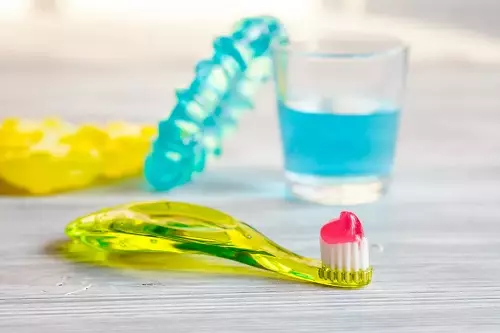 Zubní pasta (42 fotografií): Jak si vybrat? Přírodní terapeutické pasty pro dásně az koš, profesionální a jiné druhy, recenze 16161_24