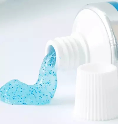 Toothpaste (42 grianghraf): Conas a roghnú? Taois theiripeacha nádúrtha le haghaidh gumaí agus ó charies, gairmiúla agus speicis eile, athbhreithnithe 16161_28