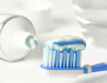 Zubní pasta (42 fotografií): Jak si vybrat? Přírodní terapeutické pasty pro dásně az koš, profesionální a jiné druhy, recenze 16161_41