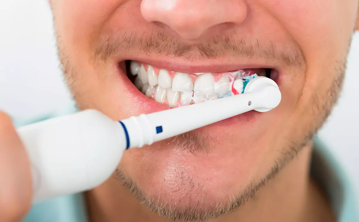 Dentopasto r.o.c.c. (50 fotoj): Aktiva kalcio blankiga pasto, kun hidroxipatito, por sentemaj dentoj kaj aliaj pastoj 16163_5