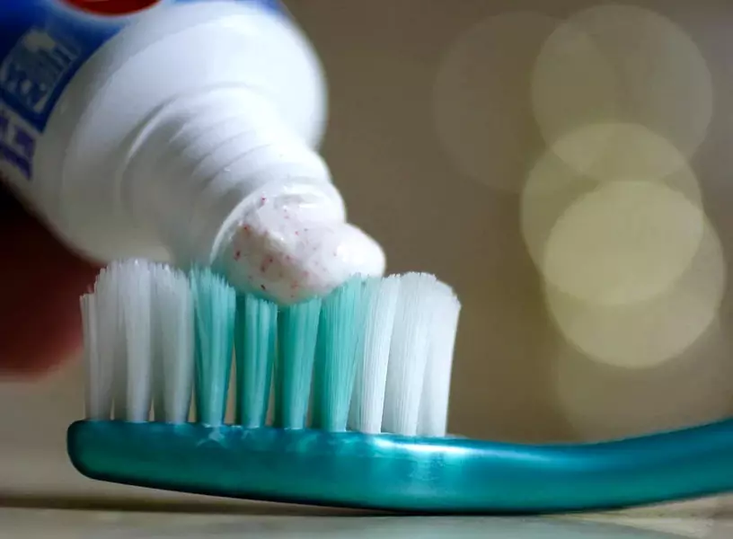 Pastas de dientes blanqueadoras: calificando las mejores pastas para blanquear los dientes, eficientes japoneses y otras pastas, profesionales, comentarios 16168_17