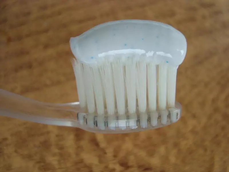 Blanchiment dentifrice: note les meilleures pâtes pour blanchiment des dents, japonais efficaces et autres pâtes, professionnels, examens 16168_24