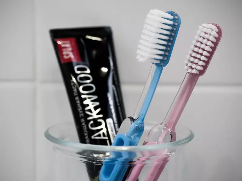 Whitening toothpastes: Peunteun éta pastes pangalusna pikeun huntu whitening, cekap Jepang sarta séjén pastes, profésional, ulasan 16168_5